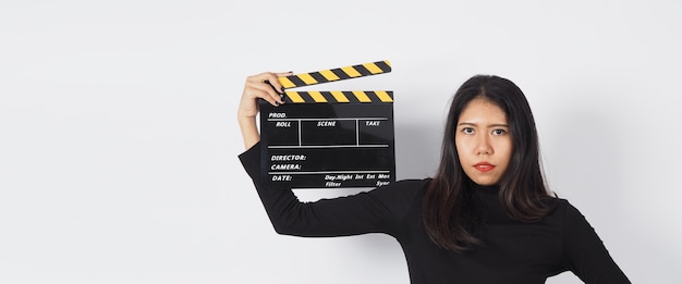 Azjatycka Kobieta Trzyma Czarną Deskę Klapy Lub Tablicę Filmową Lub Klapkę W Produkcji Wideo