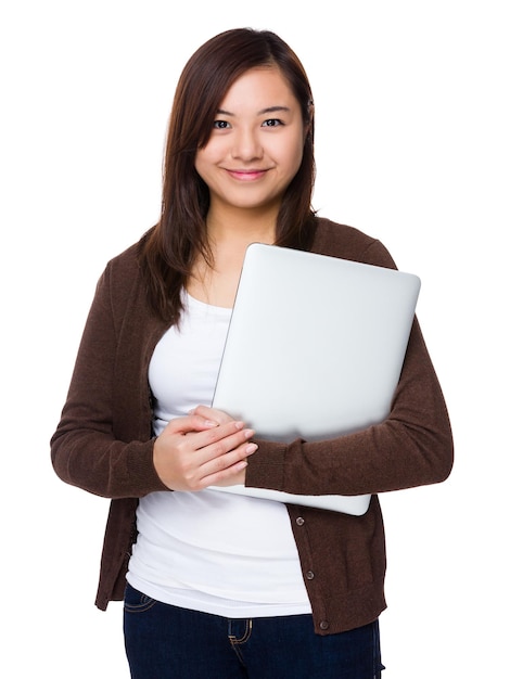 Azjatycka kobieta trzyma z laptopem