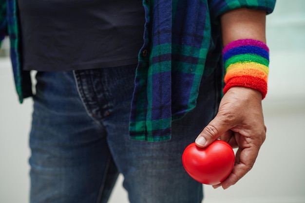 Azjatycka Kobieta Trzymająca Czerwony Hert Z Tęczową Flagą Prawa Do Symboli Lgbt I Równość Płci Miesiąc Dumy Lgbt W Czerwcu