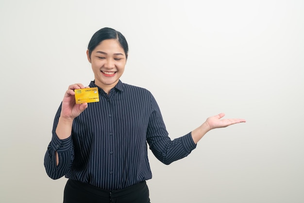 Azjatycka kobieta trzymająca kartę kredytową z białym tłem
