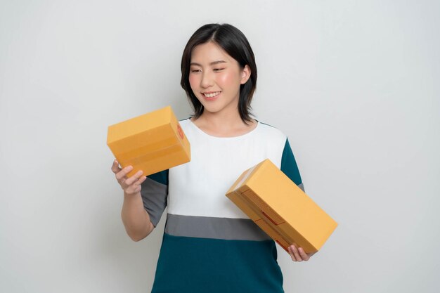 Azjatycka kobieta trzymająca paczkę Koncepcja pakowania dostawy towarów sprzedaje produkty online
