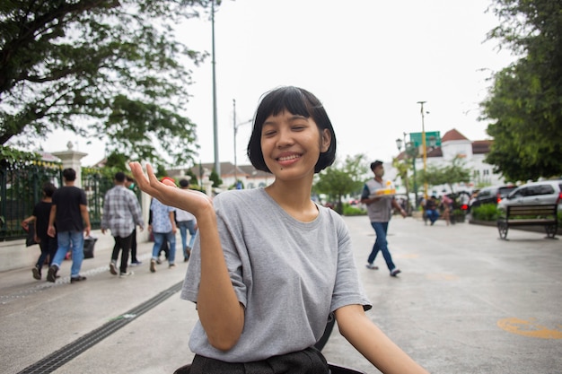 Azjatycka kobieta turysta uśmiecha się podróżując samotnie wakacje na zewnątrz na ulicy miasta