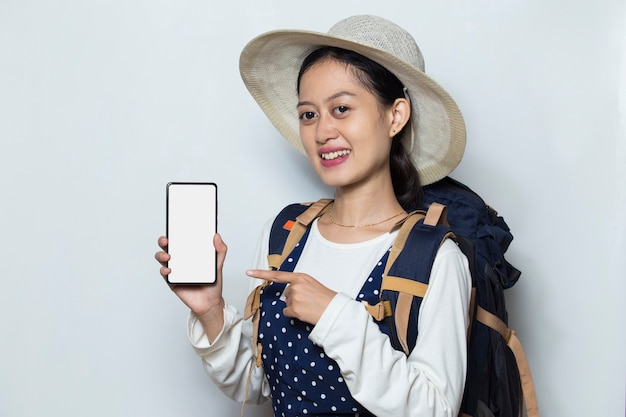 Azjatycka Kobieta Turystyczna Mówiąca Przez Telefon Na Białym Tle
