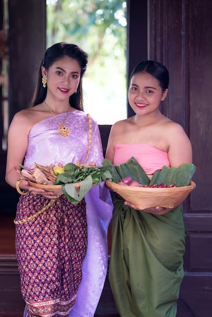 Azjatycka kobieta ubrana w tradycyjny strój tajski zgodnie z kulturą i tradycją