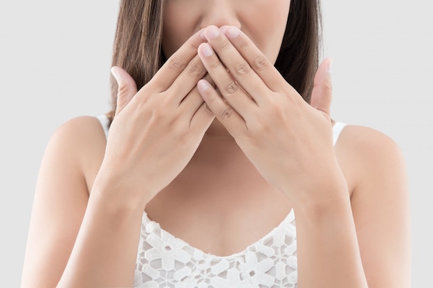 Azjatycka kobieta używa obu rąk z zamkniętymi ustami za to, że nie komentuje ani nie odmawia
