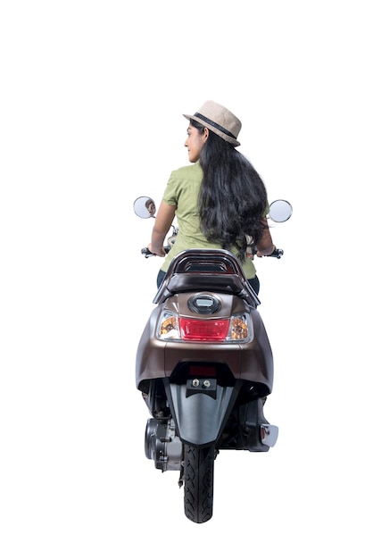 Azjatycka kobieta w kapeluszu siedzi na skuterze