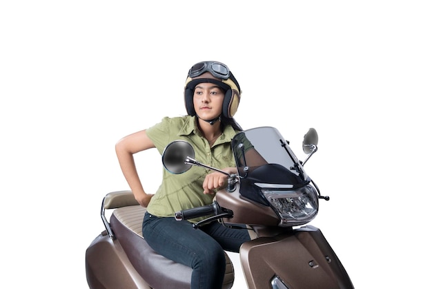 Azjatycka kobieta w kasku siedząca na skuterze