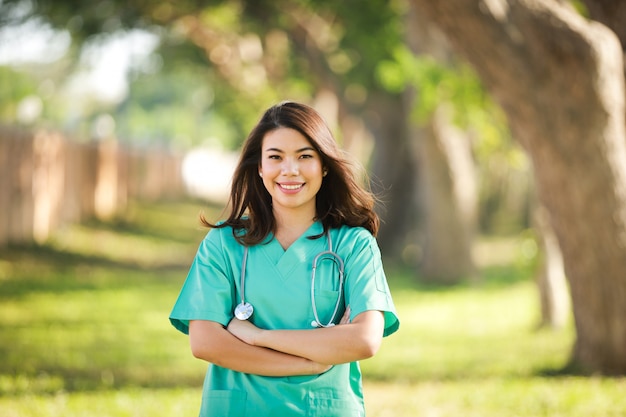 Azjatycka kobieta w lekarka munduru portreta uśmiechu i szczęśliwej twarzy