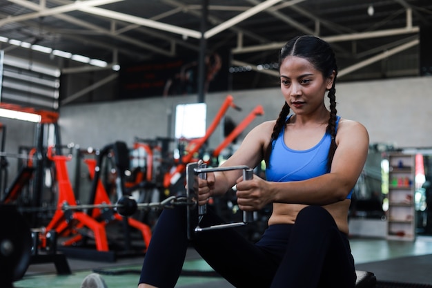 Azjatycka kobieta w sprawności fizycznej gym