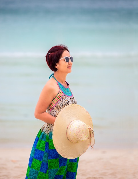 Azjatycka Kobieta W średnim Wieku Relaks Na Plaży Chaweng W Koh Samui, Tajlandia.