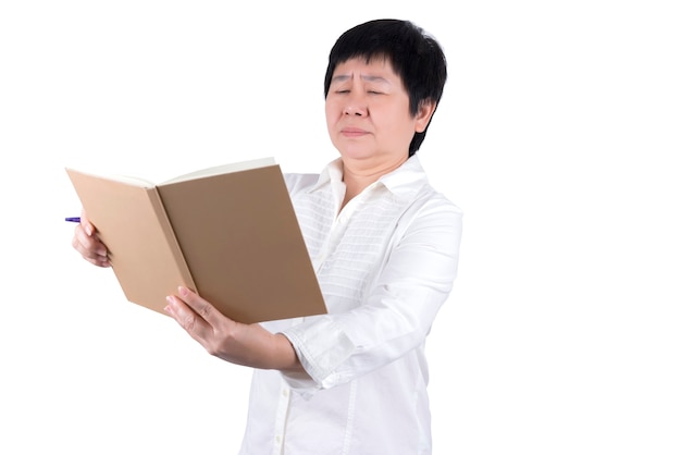 Azjatycka kobieta w średnim wieku w białej koszuli, mająca problemy ze wzrokiem w pisaniu lub czytaniu na białym tle, koncepcja wzroku