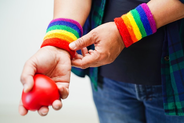 Azjatycka kobieta z tęczową flagą Prawa do symboli LGBT i równość płci Miesiąc dumy LGBT w czerwcu