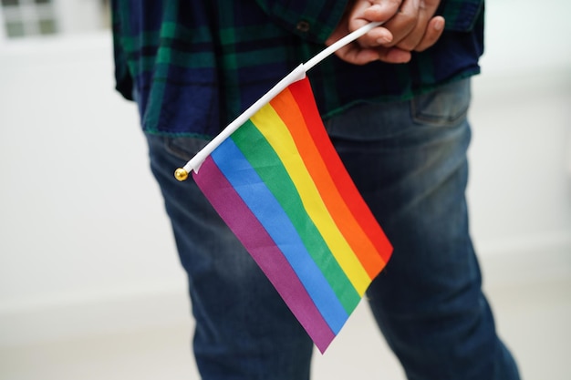 Azjatycka kobieta z tęczową flagą Prawa do symboli LGBT i równość płci Miesiąc dumy LGBT w czerwcu
