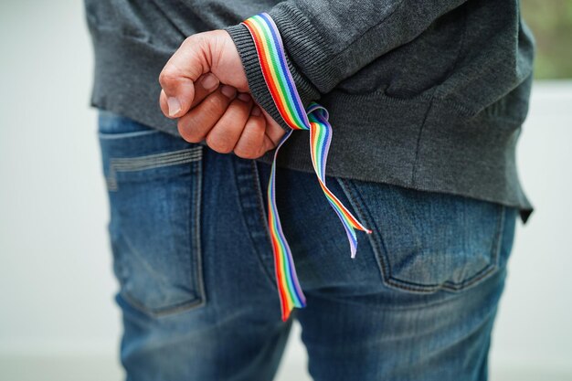 Azjatycka kobieta z tęczową flagą Prawa do symboli LGBT i równość płci Miesiąc dumy LGBT w czerwcu