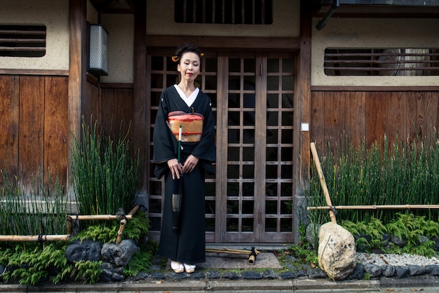 Azjatycka Kobieta Z Yukata Odprowadzeniem W Kyoto, Japonia