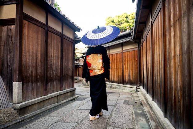 Azjatycka kobieta z yukata odprowadzeniem w Kyoto, Japonia