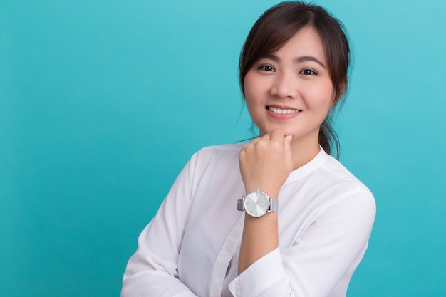Azjatycka kobieta z zegarkiem