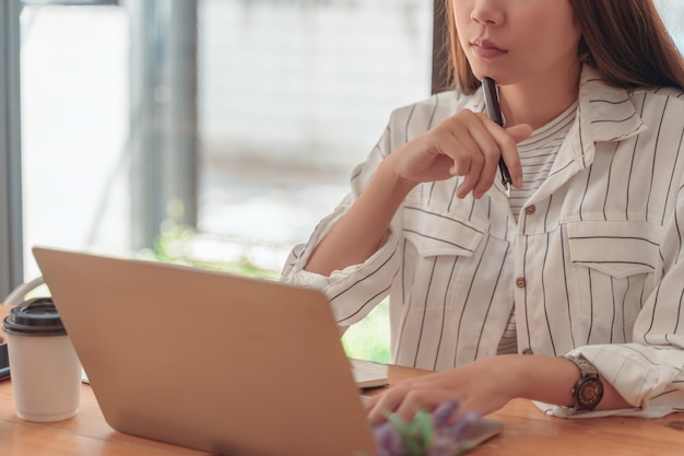 Azjatycka księgowa kobieta pracuje na biurowym biurze i pije coffee.asian kobiety pracującego pojęcie.