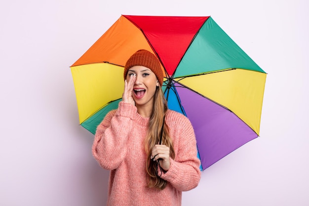 Azjatycka ładna kobieta czuje się szczęśliwa, dając wielki okrzyk z rękami przy ustach. koncepcja parasola