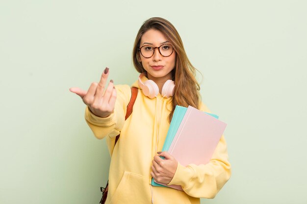 Azjatycka ładna Kobieta Czuje Się Zła, Zirytowana, Buntownicza I Agresywna Koncepcja Studenta