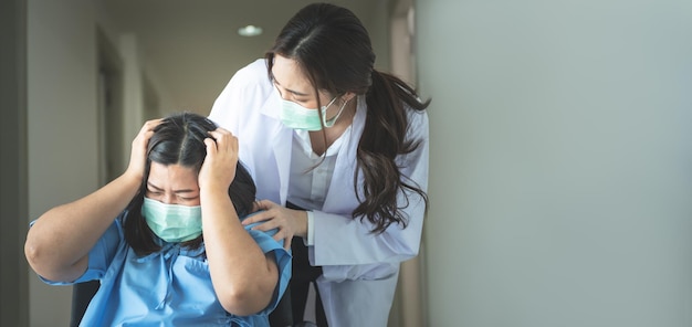 Azjatycka lekarka patrząca i opiekująca się grubą kobietą pacjentka ma ból głowy