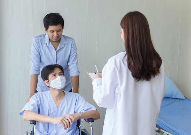 Azjatycka lekarka sprawdza i rozmawia z pacjentem o jego objawach w szpitalu