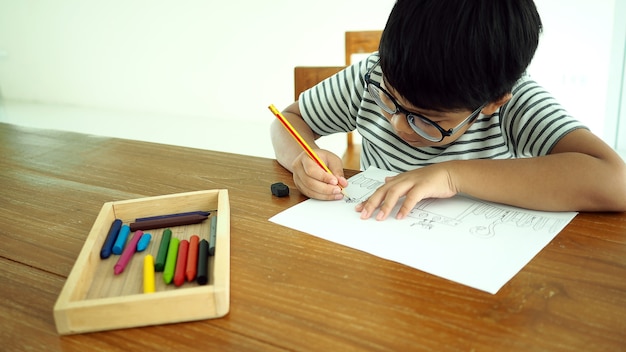 Zdjęcie azjatycka mądrze chłopiec uczy się być artystą