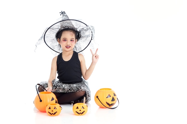 Azjatycka mała dziewczynka jest ubranym Halloweenowego kostium