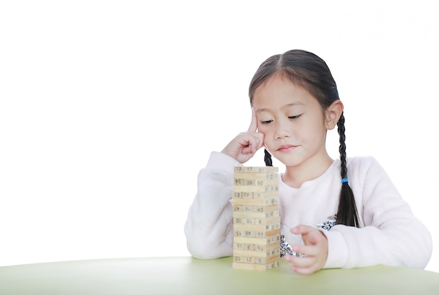 Azjatycka Mała Dziewczynka Myśleć Bawić Się Drewnianych Bloków Góruje Grę W Sala Lekcyjnej