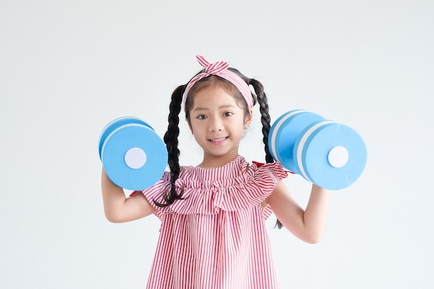 Azjatycka mała dziewczynka z błękitnym koloru dumbbell