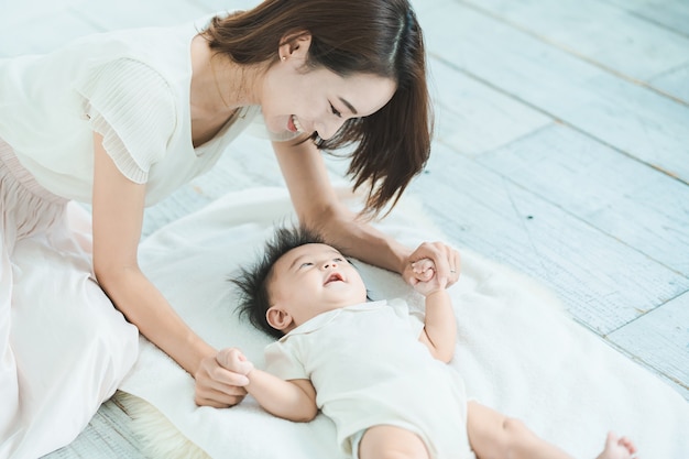 Azjatycka mama i dziecko bawią się w domu