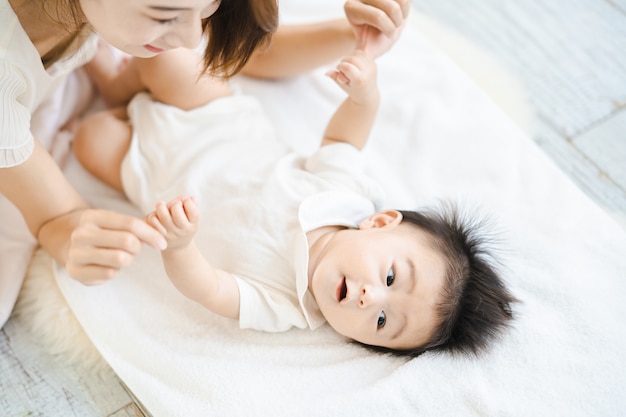 Azjatycka mama i dziecko bawią się w domu