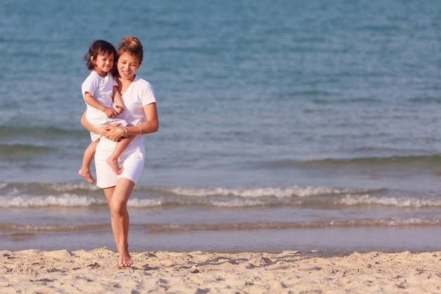 Azjatycka Mama I Syn Bawią Się Na Tropikalnej Plaży