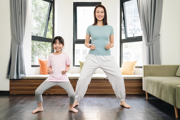 Azjatycka matka i córka ćwiczą w domu