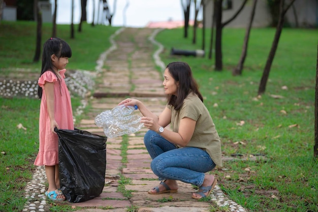 Azjatycka matka i córka pomagają środowisku charytatywnemu w zbieraniu śmieci