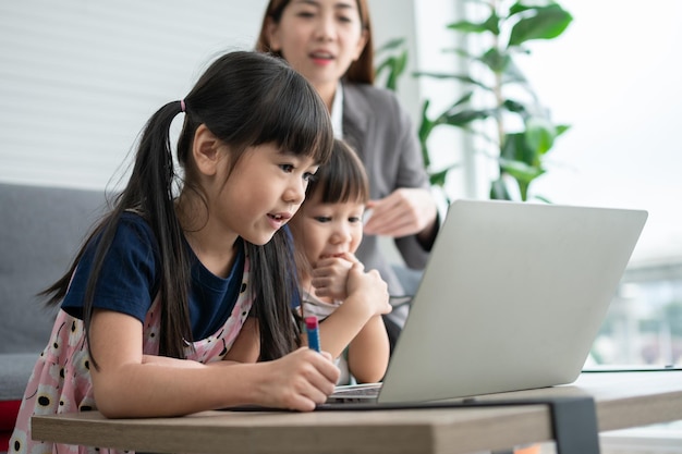 Azjatycka Matka Z Dwójką Wnuków Bawi Się I Gra W Gry Edukacyjne Online