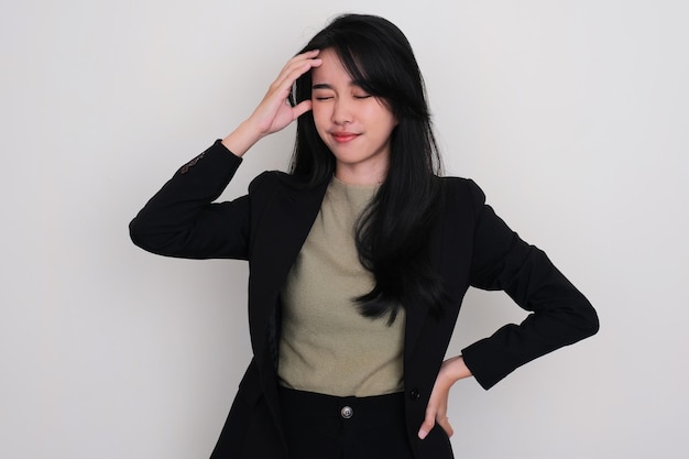 Azjatycka młoda kobieta cierpi na ból głowy