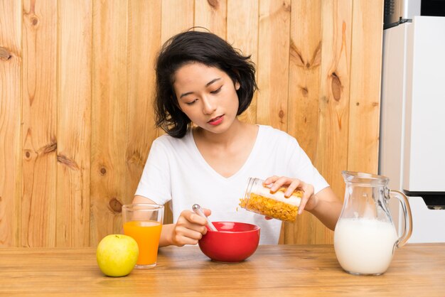 Azjatycka młoda kobieta ma śniadanie