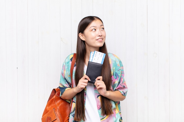 Azjatycka Młoda Kobieta Z Paszportem. Koncepcja Wakacji