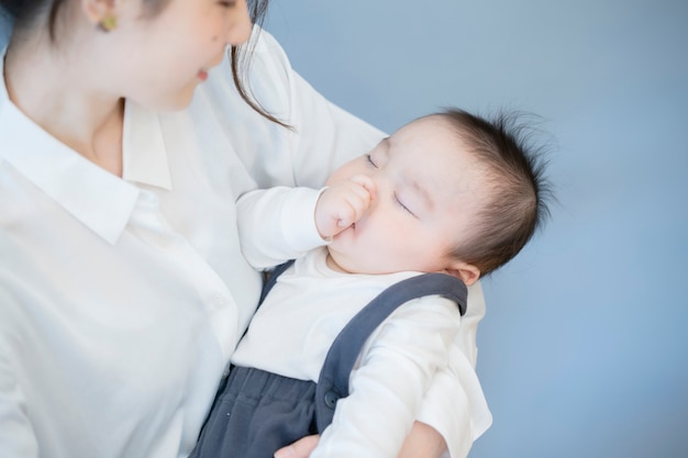 Azjatycka Młoda Mama Przytula śpiące Dziecko W Pokoju