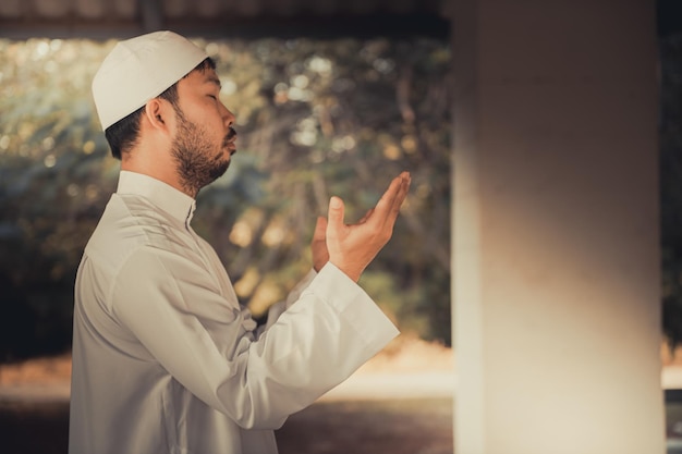 Azjatycka modlitwa islamskiego człowieka Modlitwa młodych muzułmanówKoncepcja festiwalu Ramadan