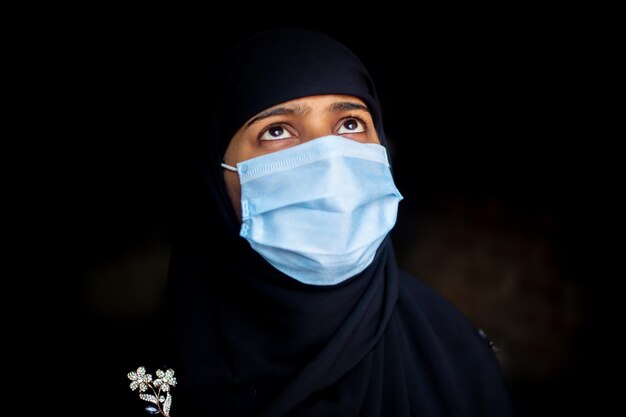 Azjatycka muzułmanka nosząca maskę chirurgiczną w celu ochrony przed koronawirusem Hidżab kobieta nosząca maskę dla bezpieczeństwa Widoki portretowe