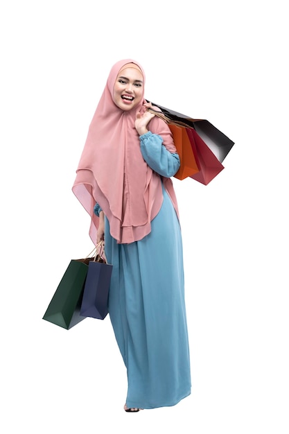 Azjatycka muzułmanka trzyma torby na zakupy w welonie