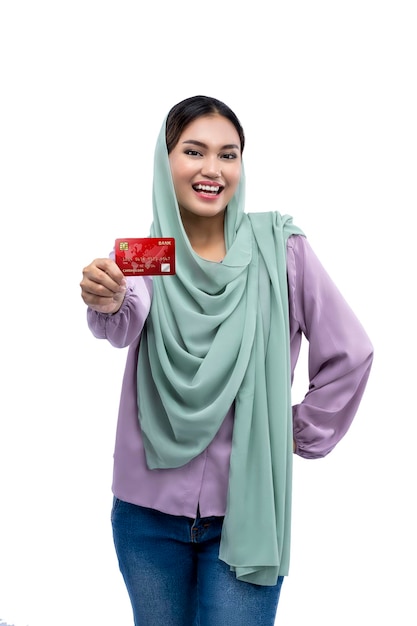 Azjatycka muzułmanka w chustce z kartą kredytową