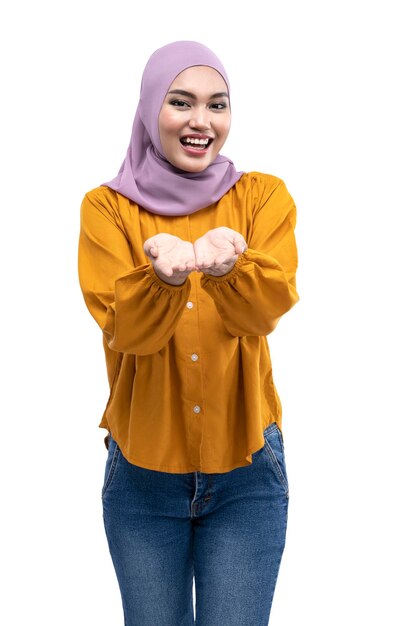Azjatycka muzułmanka w chustce z otwartą dłonią pokazującą coś