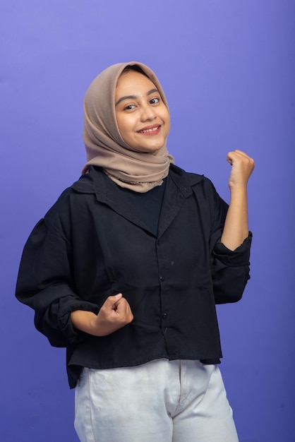 Azjatycka muzułmanka z podekscytowanym wyrazem na fioletowym tle