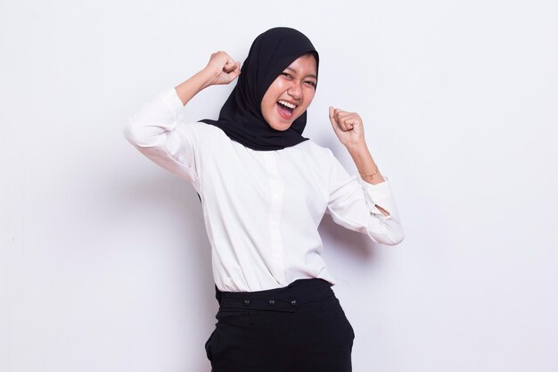 Azjatycka Muzułmańska Biznesowa Kobieta Szczęśliwa I Podekscytowana świętuje Zwycięstwo, Wyrażając Wielki Sukces Na Białym Tle