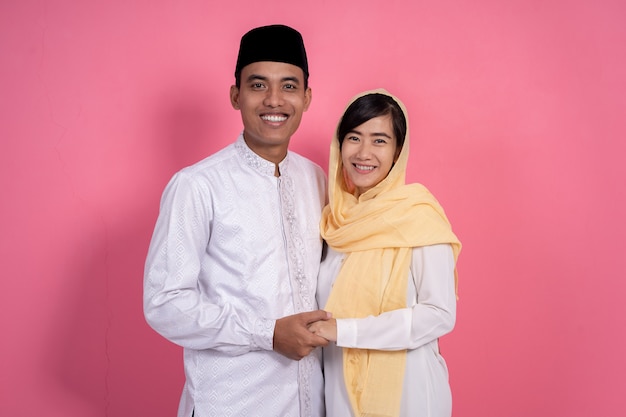Azjatycka muzułmańska para ono uśmiecha się kamera