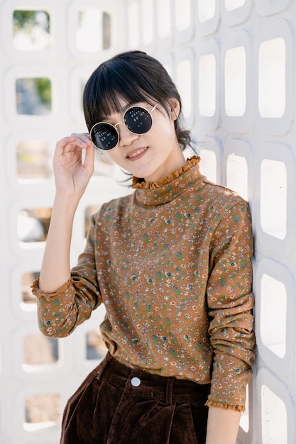 Azjatycka nastolatka waring okrągłe okulary przeciwsłoneczne w stylu vintage sukienka lato moda kolekcja model portret