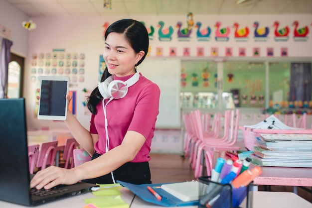 Azjatycka Nauczycielka Przedszkolna Uczy Uczniów W Przedszkolu Online. Nauczyciele I Uczniowie Używają Internetowych Systemów Wideokonferencyjnych Do Nauczania Uczniów.